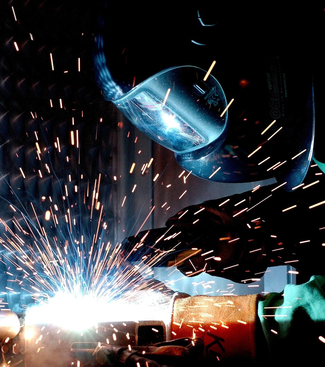 Radical Welding Schweissen gehört bei Carbonreparaturen selbstverständlich nicht zum Arbeitsprozess – das Bild soll lediglich verdeutlichen, wie präzise gearbeitet werden muss.